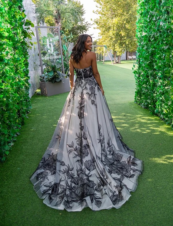 Essayage de robe de mariage princesse avec traîne à Repentigny