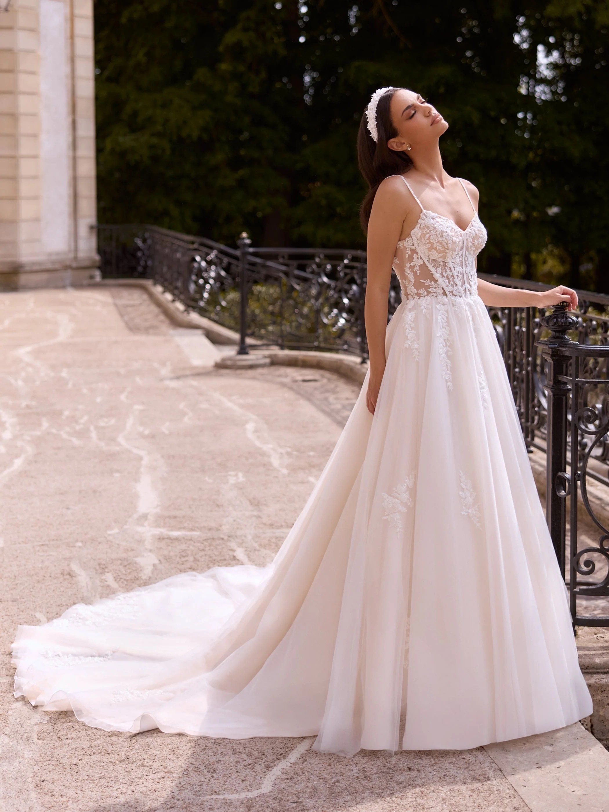 Détail d’une robe de mariage civil courte et moderne  à Saint-Jérôme